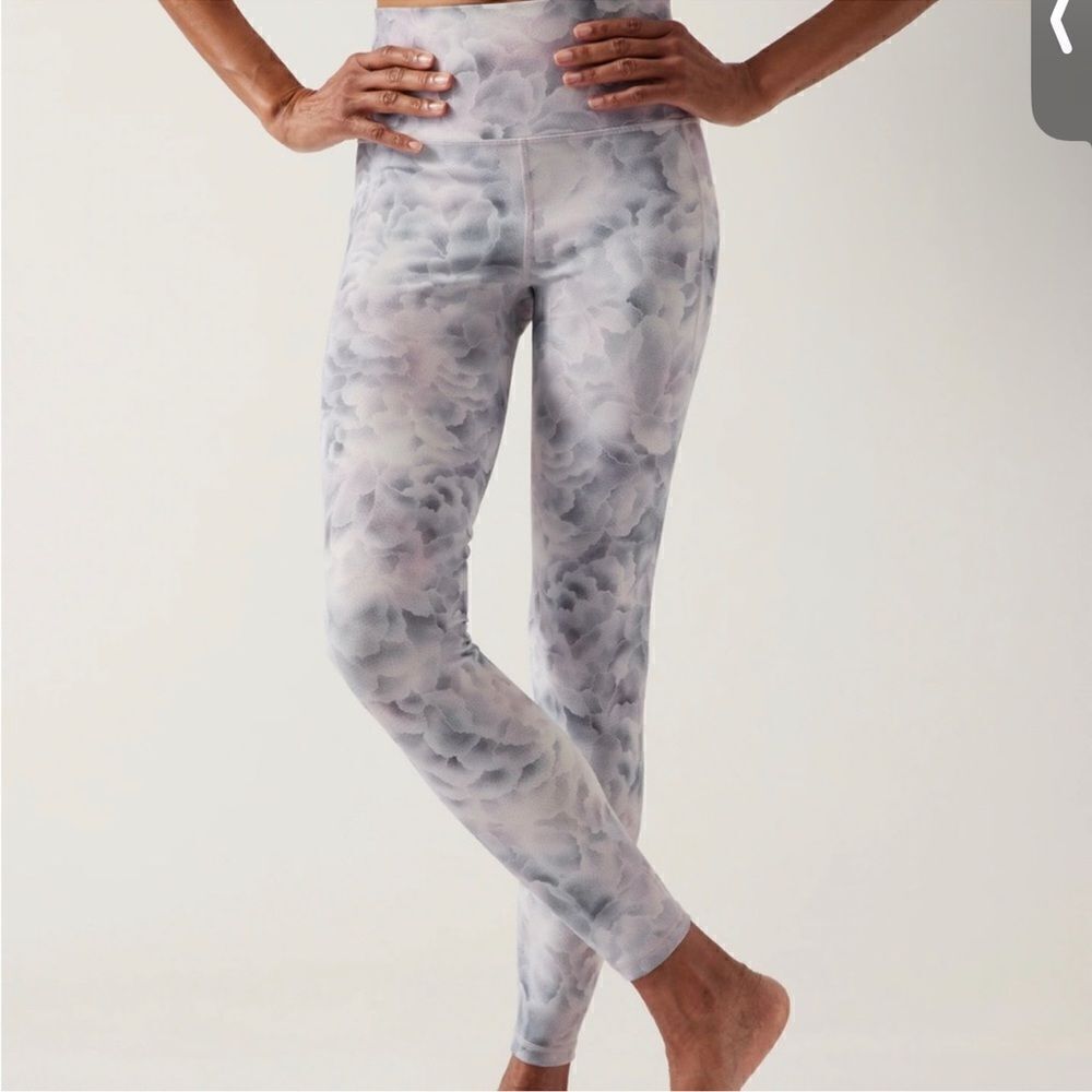 Athleta Salutation Stash Tight in Hera Abstract Grey SP Petite - Picture 2 of 7